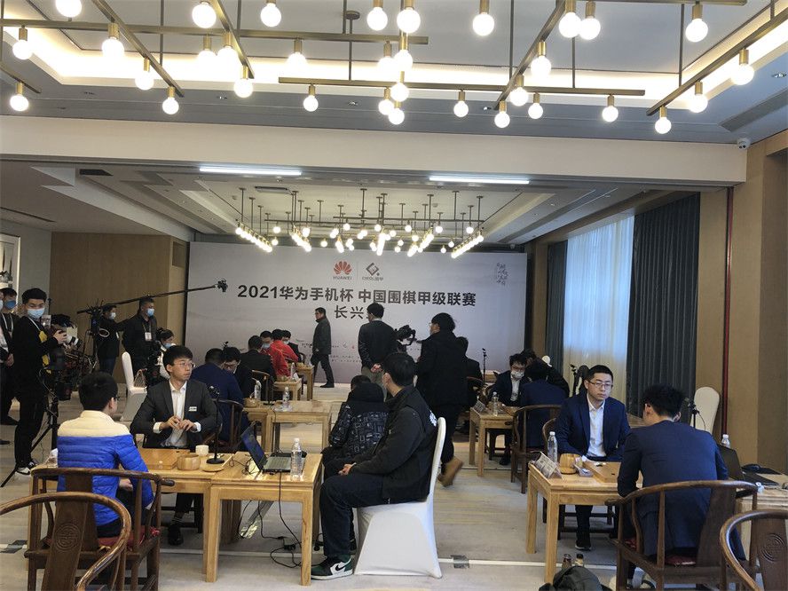 而在进行了一段时间的谈判后，大连人队的现役国脚林良铭和他的队友何宇鹏都已接受了国安开出的条件，一旦准入工作正式完成，他们便将与国安签约。